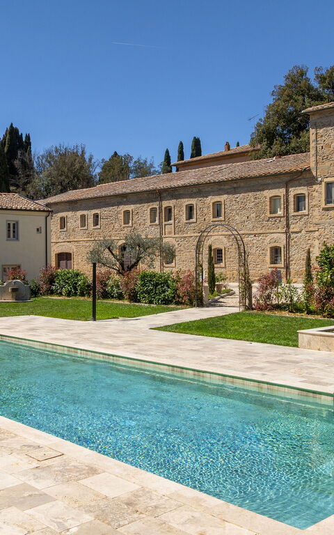 Borgo Ariano: Exteriör, Utomhus