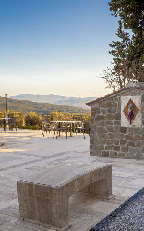 Borgo Ariano: Exteriör, Utomhus