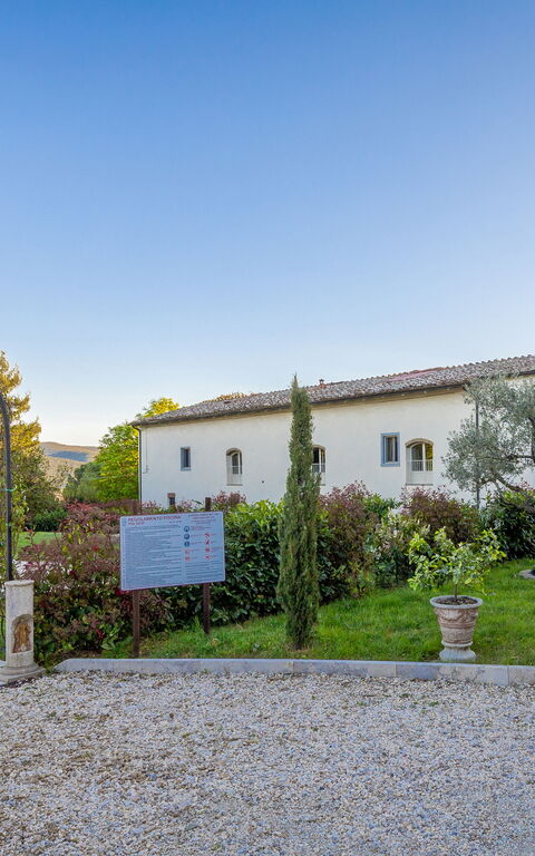 Borgo Ariano: Exteriör, Utomhus