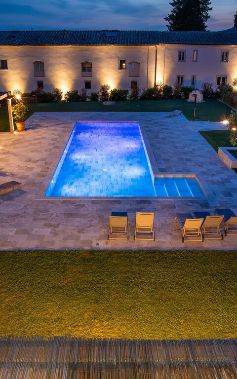 Borgo Ariano: Exteriör, Utomhus