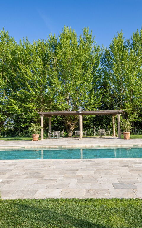 Borgo Ariano: Exteriör, Utomhus