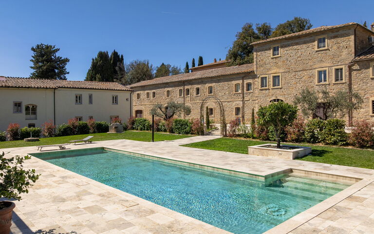 Borgo Ariano: Exteriör, Utomhus