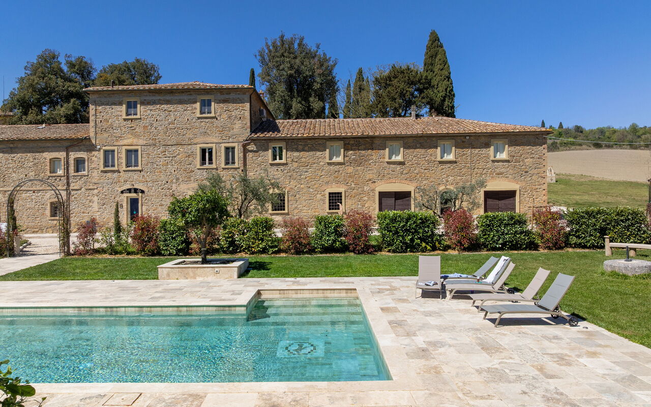 Borgo Ariano: Exteriör, Utomhus