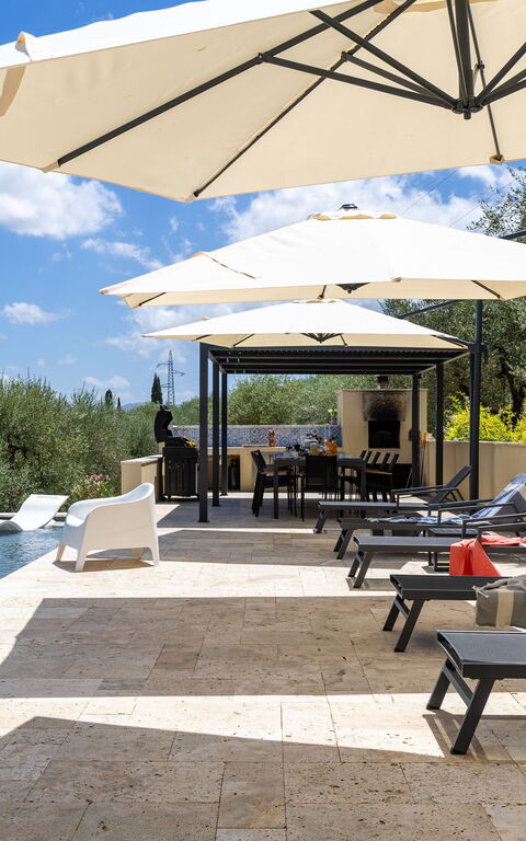 Villa Silvia: Exteriör, slå samman