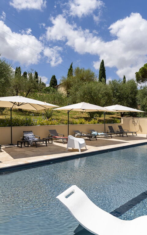 Villa Silvia: Exteriör, slå samman