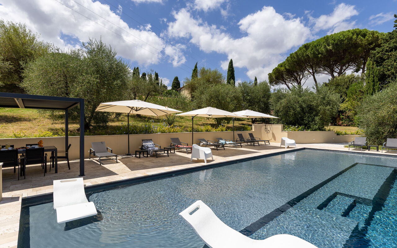 Villa Silvia: Exteriör, slå samman