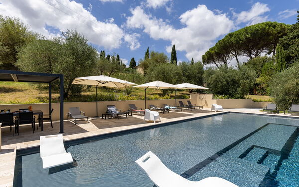 Villa Silvia: Exteriör, slå samman