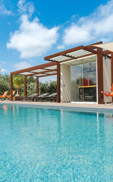 Corte Antigua: Exteriör, slå samman, Utomhus