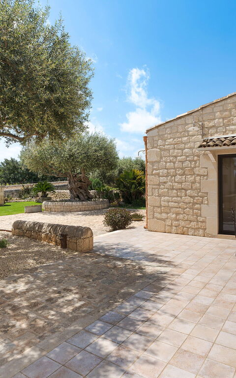 Corte Antigua: Exteriör, Utomhus