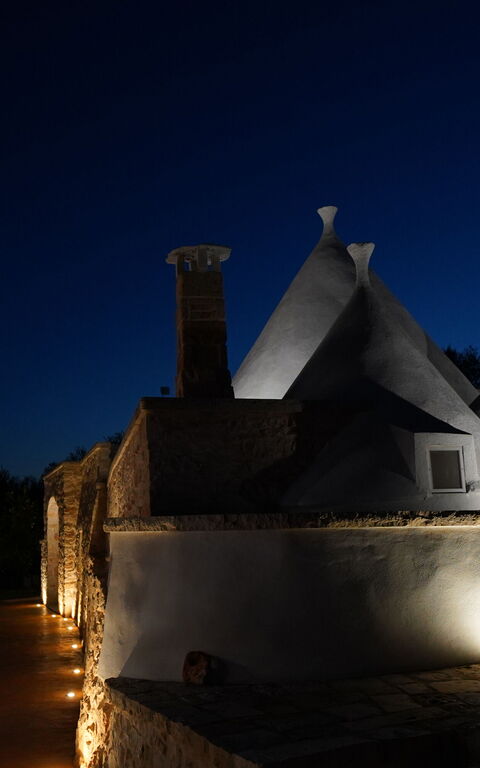 Trullo Samanta: Exteriör, Utomhus