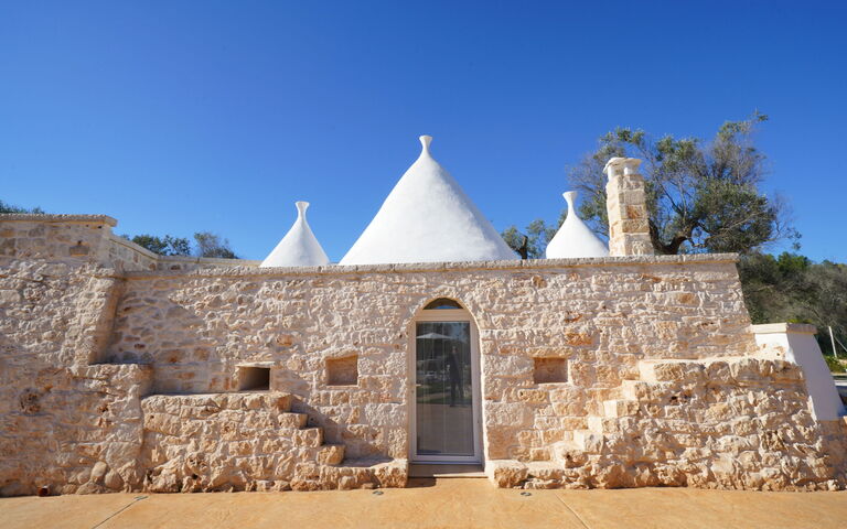 Trullo Samanta: Exteriör, Utomhus