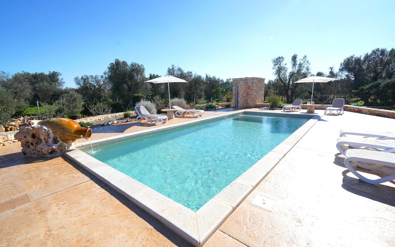 Trullo Samanta: Exteriör, Utomhus