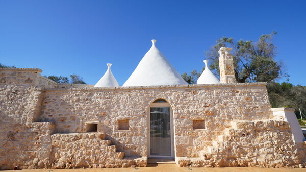 Trullo Samanta: Exteriör, Utomhus