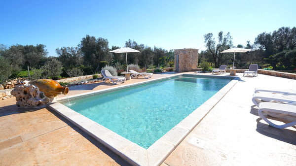 Trullo Samanta: Exteriör, Utomhus