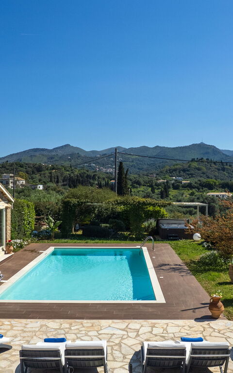 Villa Irida: slå samman, Utomhus