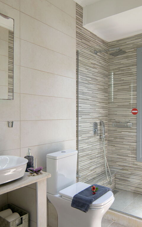 Villa Alkyoni: Badrum