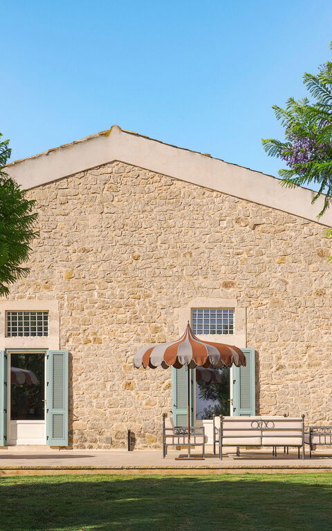 Domus Olivae: Exteriör, Utomhus