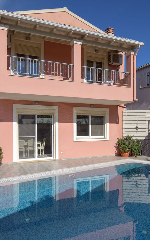 Doctor'S House: Exteriör, slå samman, Utomhus