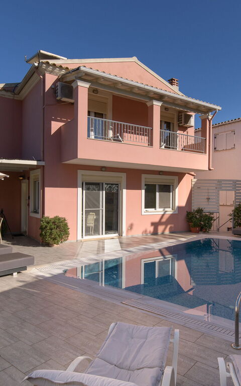 Doctor'S House: Exteriör, slå samman, Utomhus