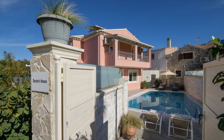 Doctor'S House: Exteriör, slå samman, Utomhus