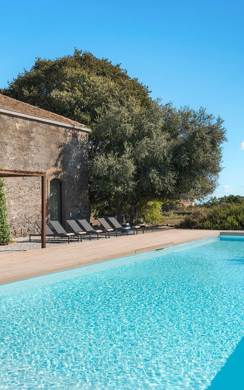 Muna Retreat: Exteriör, slå samman, Utomhus