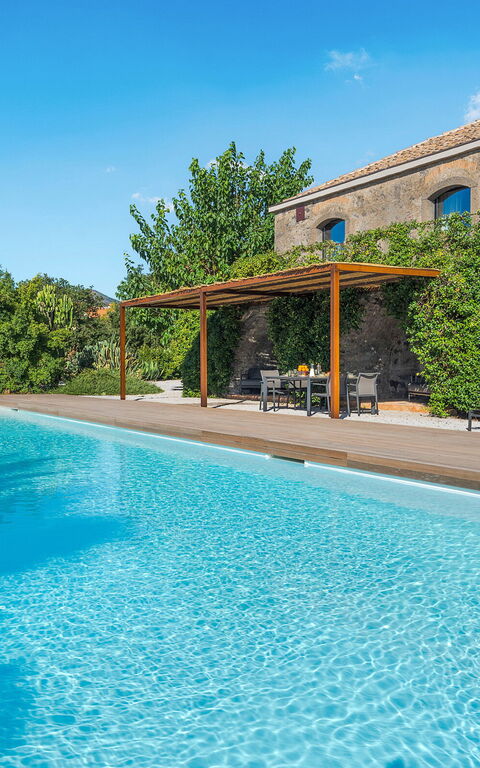 Muna Retreat: Exteriör, slå samman, Utomhus