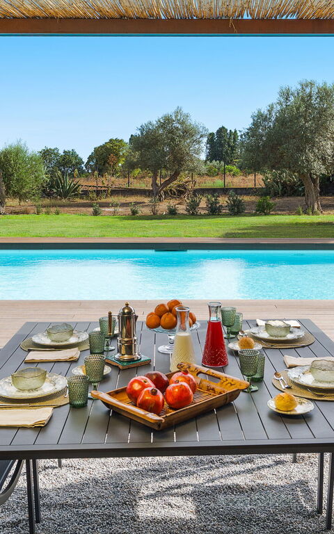 Muna Retreat: Exteriör, slå samman, Utomhus