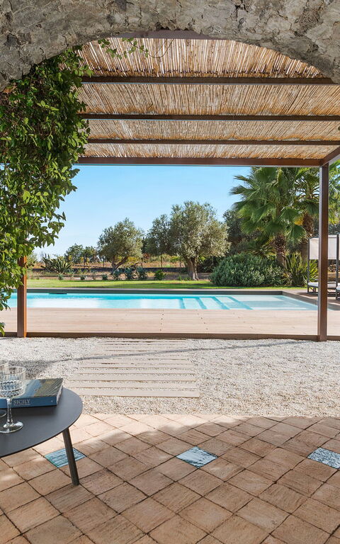 Muna Retreat: Exteriör, slå samman, Utomhus