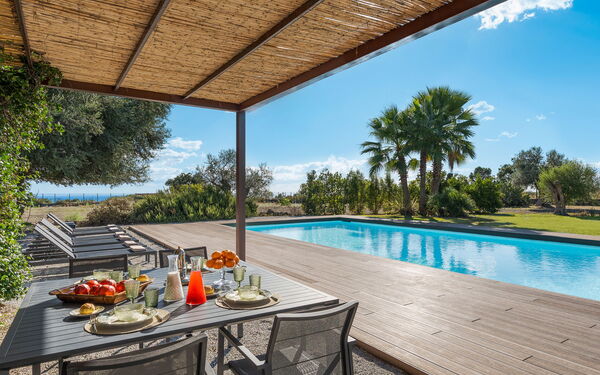 Muna Retreat: Exteriör, slå samman, Utomhus