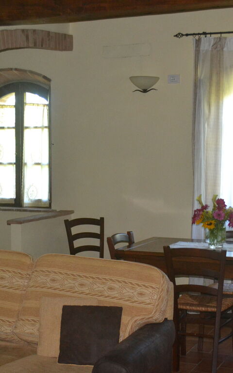 Podere Peteglia: Kök, Lunchrum, Vardagsrum