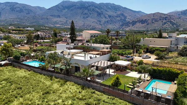 Villa Olympia: slå samman, Visningar