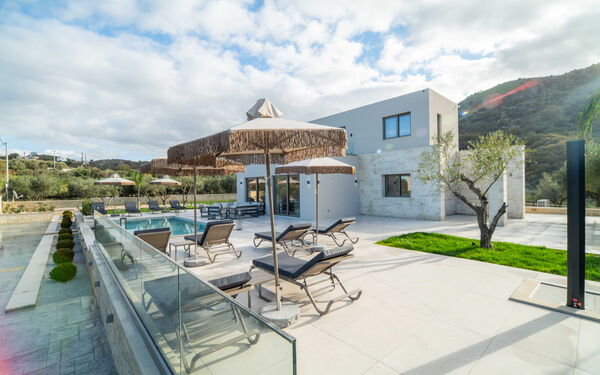 Villa Vasilissa: Exteriör, Utomhus