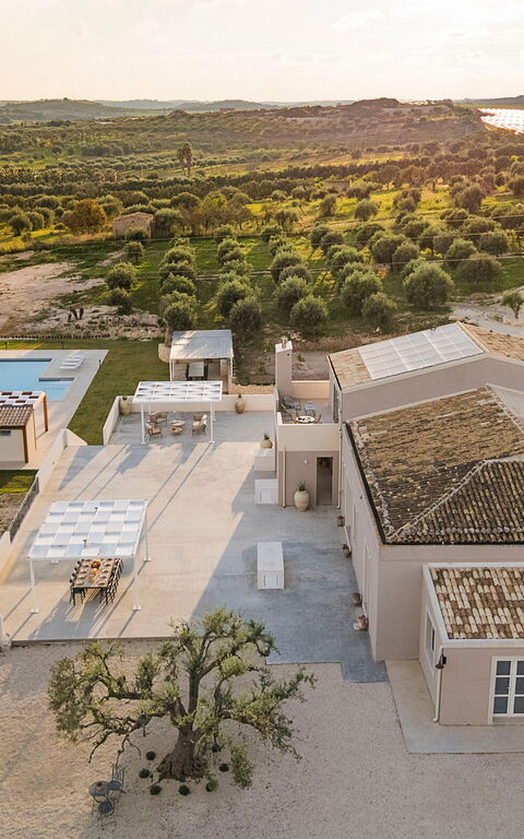 Dimora Bufalefi: Exteriör, slå samman, Utomhus