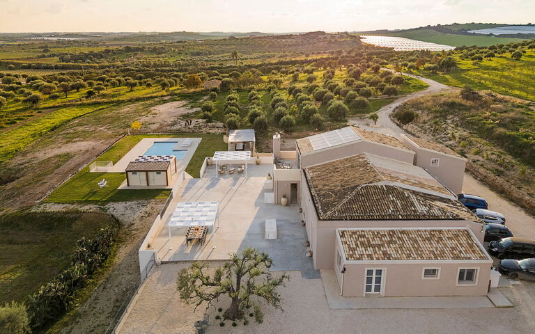 Dimora Bufalefi: Exteriör, slå samman, Utomhus