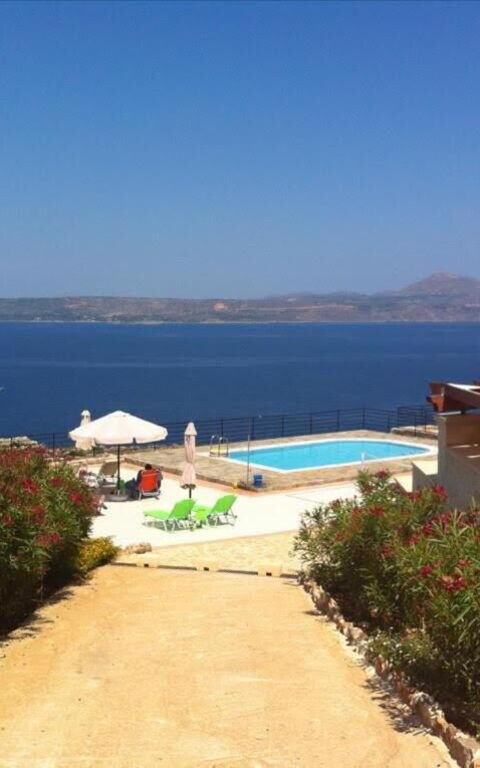 Villa Pi: Exteriör, Utomhus, Visningar