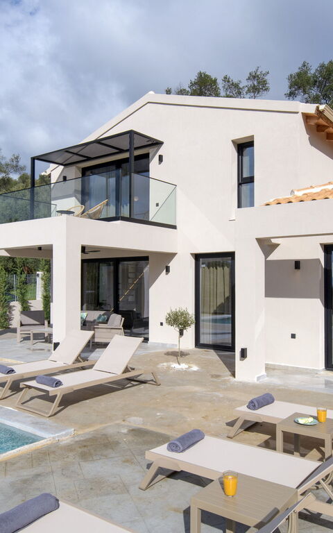 Villa Elais: slå samman, Utomhus