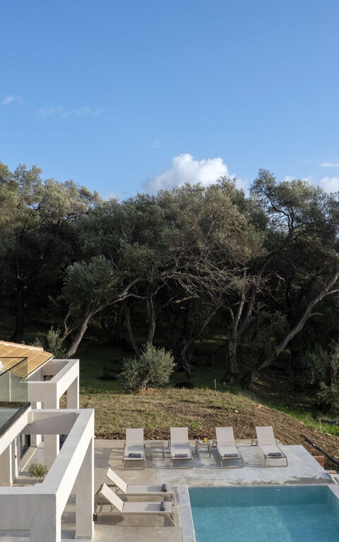 Villa Elais: slå samman, Utomhus