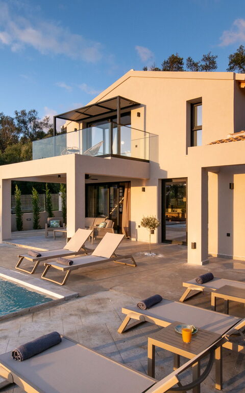 Villa Elais: slå samman, Utomhus