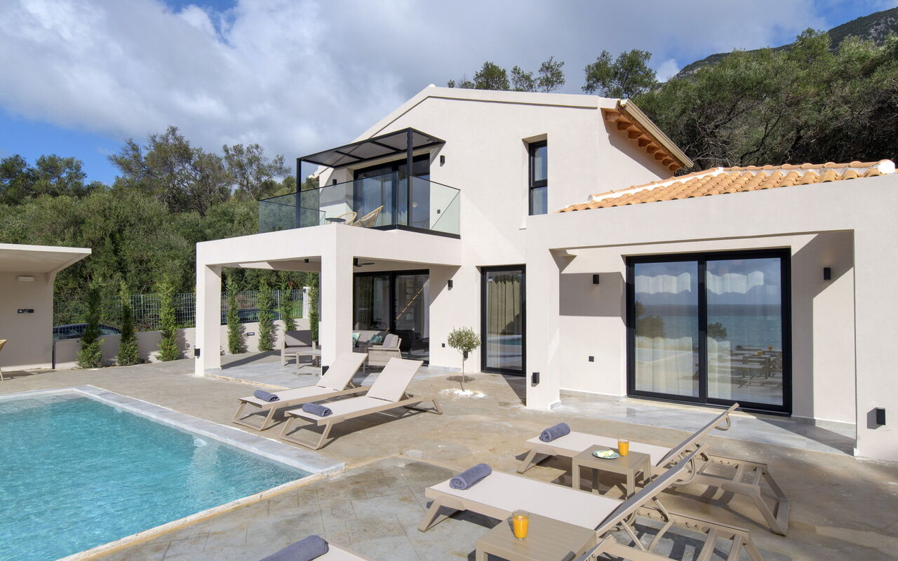 Villa Elais: slå samman, Utomhus