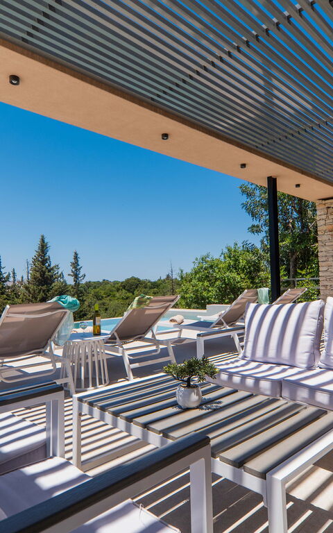Villa Melia: slå samman, Utomhus