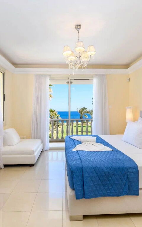 Royal Beachfront Villa: sovrum