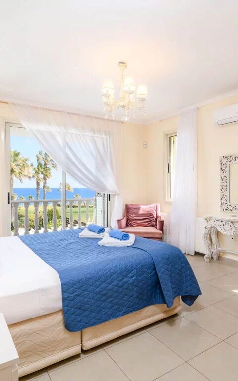 Royal Beachfront Villa: sovrum