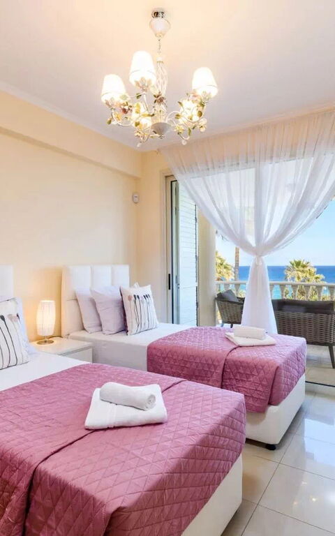 Royal Beachfront Villa: sovrum
