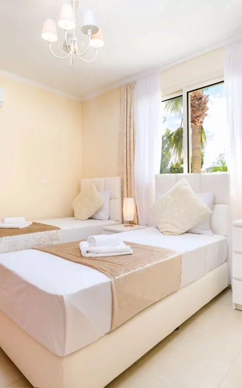 Royal Beachfront Villa: sovrum