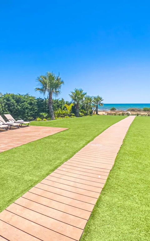 Serenity Seafront Villa: Exteriör, Trädgård, Utomhus