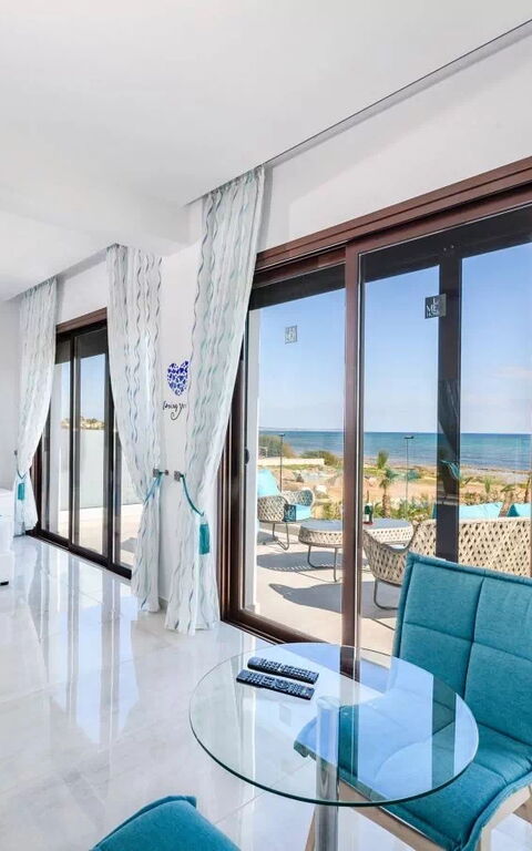 Serenity Seafront Villa: sovrum