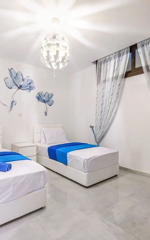 Serenity Seafront Villa: sovrum