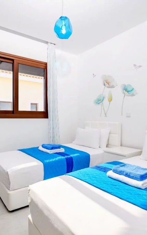 Serenity Seafront Villa: sovrum
