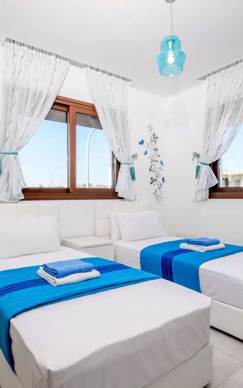 Serenity Seafront Villa: sovrum