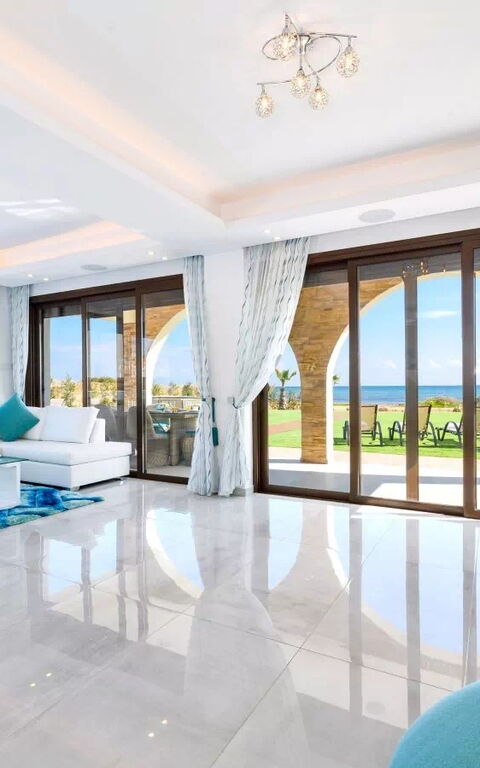 Serenity Seafront Villa: Vardagsrum